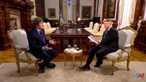 El corte de la entrevista a Milei con un asesor parándole 'in extremis': 