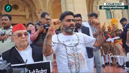 UP Vidhansabha : अतुल प्रधान बेड़ियां डालकर पहुंचे सदन, SP नेता ने ऐसा क्यों किया? | वनइंडिया हिंदी