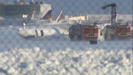Un avión de Delta acaba volcado y sin alas en Toronto