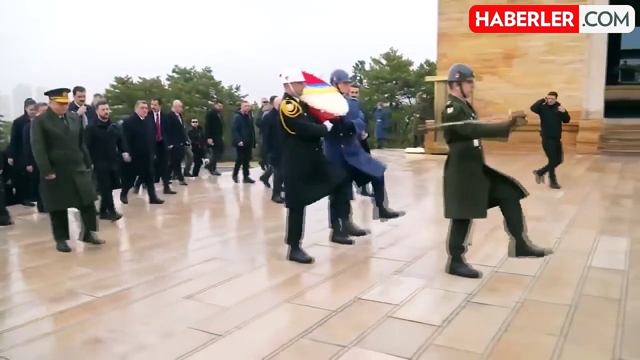 Türkiye'ye ayak basan Zelenski'nin ilk durağı Anıtkabir oldu