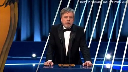 BAFTA töreninde  talihsiz kaza! ‘Yıldız Savaşları’nın ikonu Mark Hamill’in pantolonu düştü