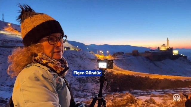 Karla kaplı İshak Paşa Sarayı gün batımı manzarasıyla fotoğrafçıları çekiyor