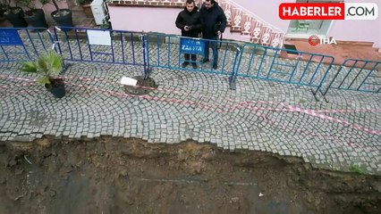 Fatih'te Toprak Kayması Sonrası Yol Çöktü