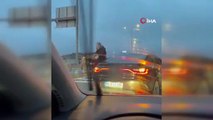 İstanbul trafiğinde kadın şoföre saldırı kamerada!