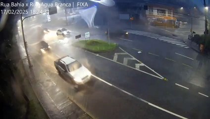 Carro cai emburaco no meio da rua em Blumenau durante temporal