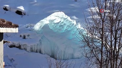Bayburt’ta borudan sızan su donarak görsel şölen oluşturdu