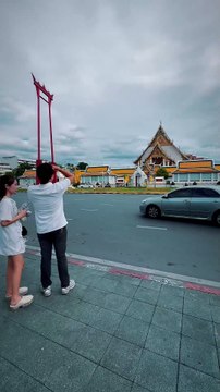 Out of the hostel and on the hunt for delicious halal food in Bangkok! 🍜🌙 Ready to explore the city’s vibrant flavors and hidden gems. Let’s eat! 🕌✨