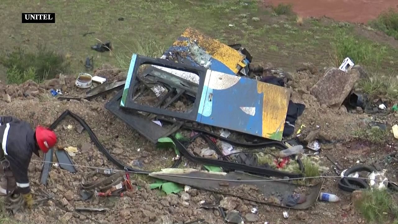 ثلاثون قتيلا على الأقلّ في حادث سقوط حافلة في و...