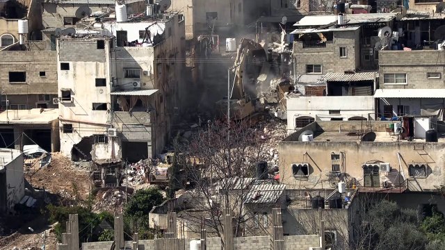 جرافات إسرائيلية تهدم منازل في مخيم طولكرم في الضفة الغربية المحتلة