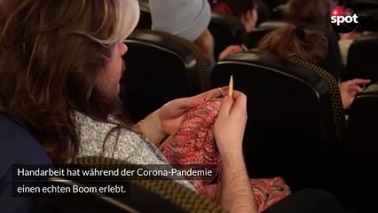 Neuer Trend? Stricken im Kino wird immer beliebter