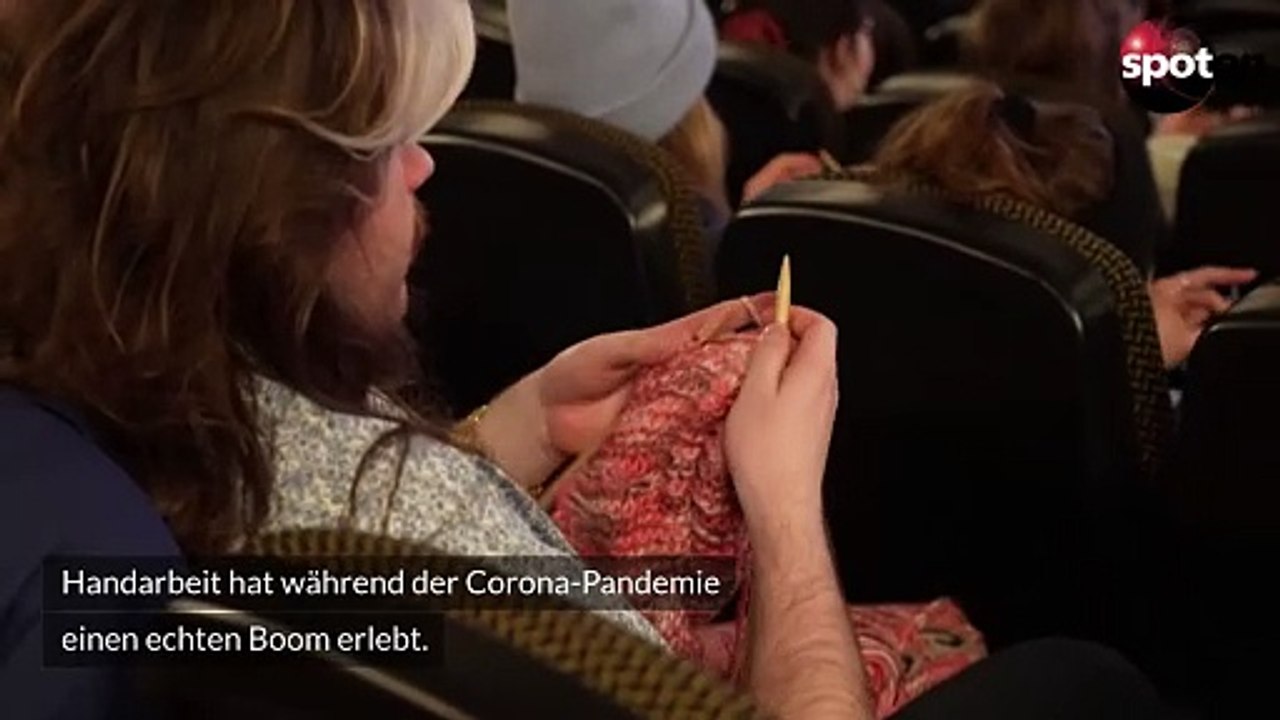 Neuer Trend? Stricken im Kino wird immer beliebter