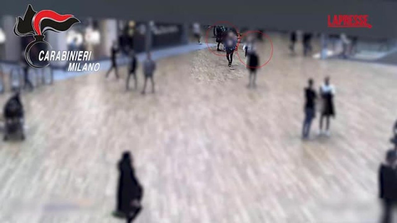 Ladri in azione al centro commerciale di Arese: così occultavano gli abiti nelle borse «schermate»
