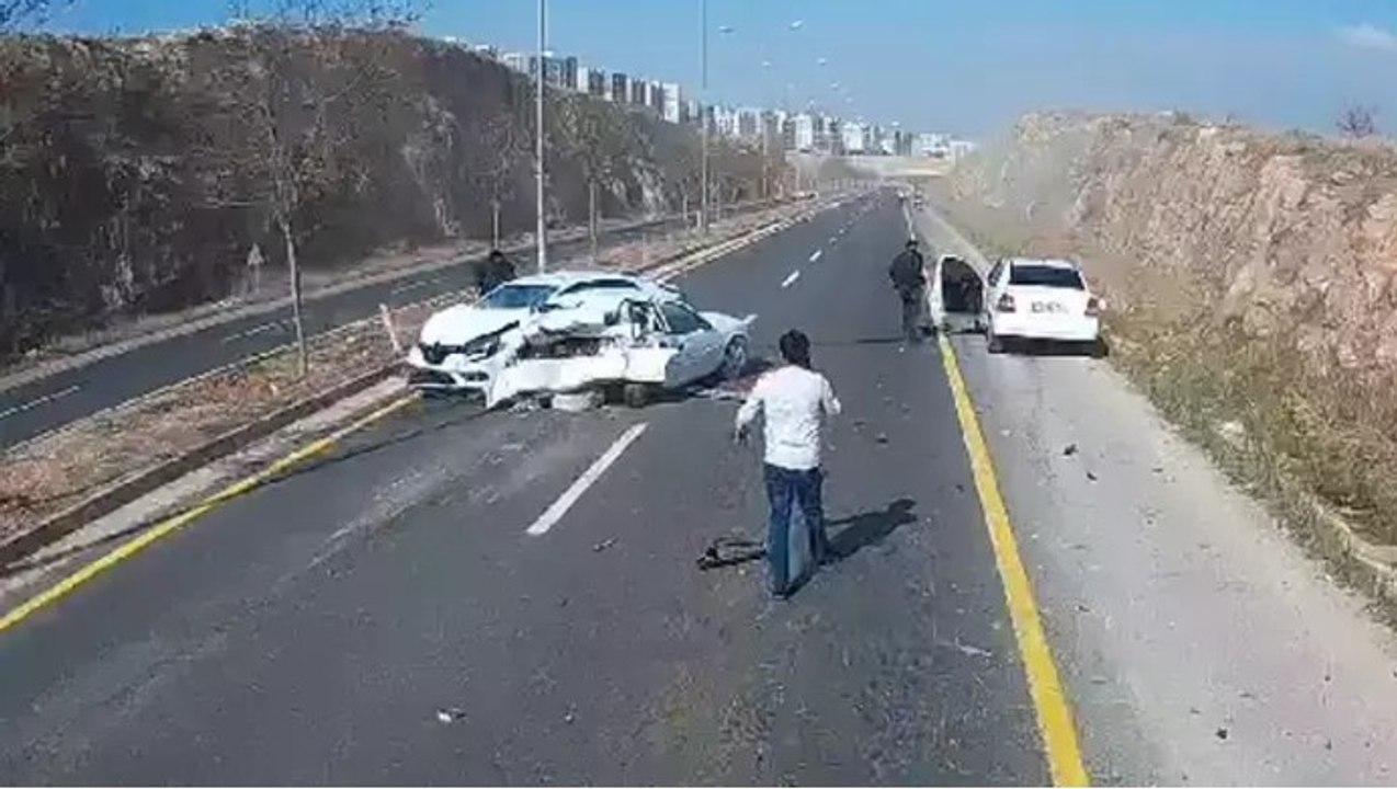 Şanlıurfa’da 4 otomobilin karıştığı zincirleme trafik kazası kamerada
