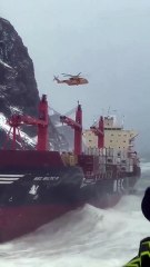 Guardacostas canadienses rescatan a la tripulación del MSC Baltic III tras encallar en Terranova
