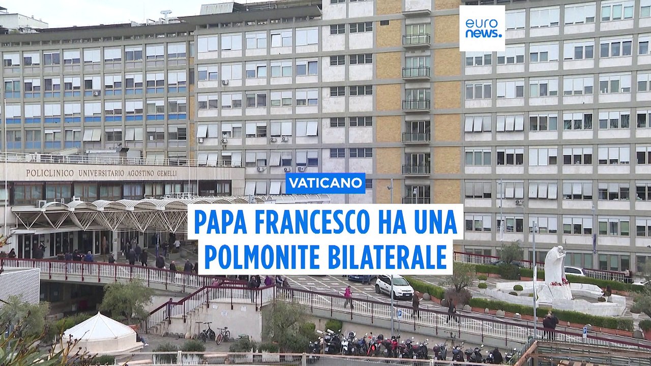 Il Papa ha una polmonite bilaterale, necessarie altre cure: Francesco chiede di pregare per lui