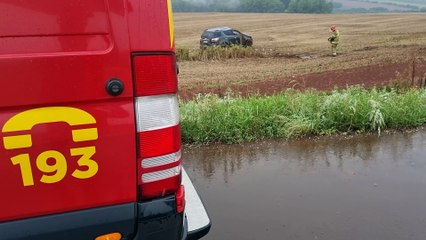 Trailblazer capota após aquaplanagem e Corpo de Bombeiros é acionado na BR-163