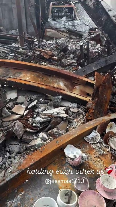 Ce lundi 17 février 2025 sur Instagram, Laeticia Hallyday a immortalisé ses nouvelles fouilles dans les gravats de son ancienne demeure récemment détruite par les incendies de Los Angeles. (Vidéo).