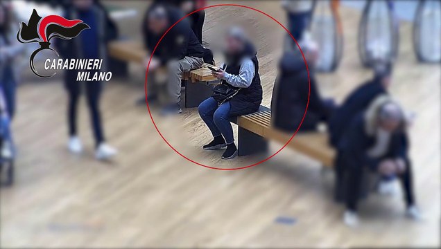 I ladri in azione all'interno del centro commerciale di Arese