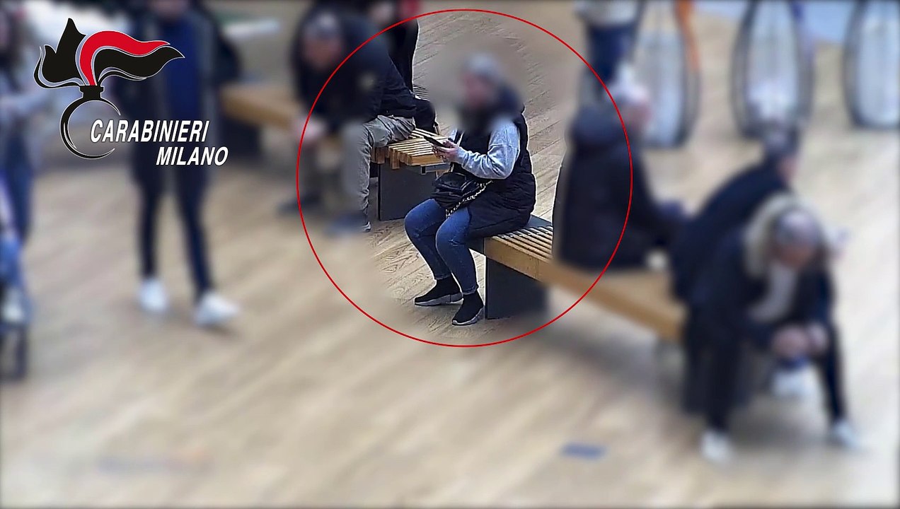 I ladri in azione all'interno del centro commerciale di Arese