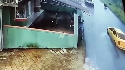 VIDEO: Taxi chocó contra un camión y se estrelló con una casa, hay un fallecido