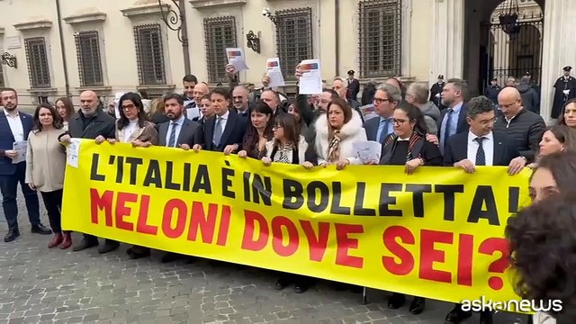 Flash mob M5S davanti a Palazzo Chigi contro il caro bollette