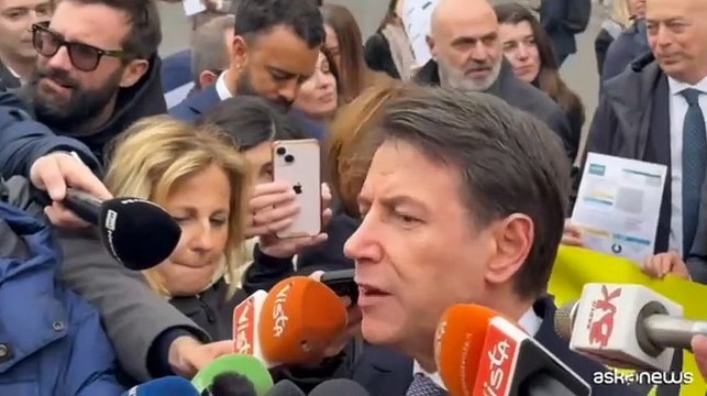 Flash mob M5S davanti a Palazzo Chigi contro il caro bollette