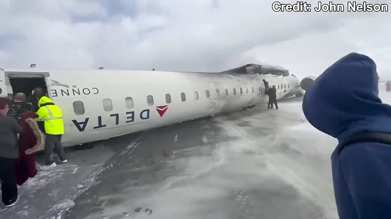 Scène de chaos : l'avion de Delta Airlines retourné sur la piste après le crash à Toronto