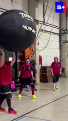 Qu'est-ce que le Kin-ball, ce sport collectif qui se joue avec un ballon énorme ?