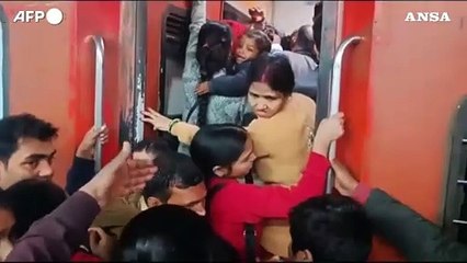 India: ressa per il treno diretto al raduno indu', 15 morti a New Delhi