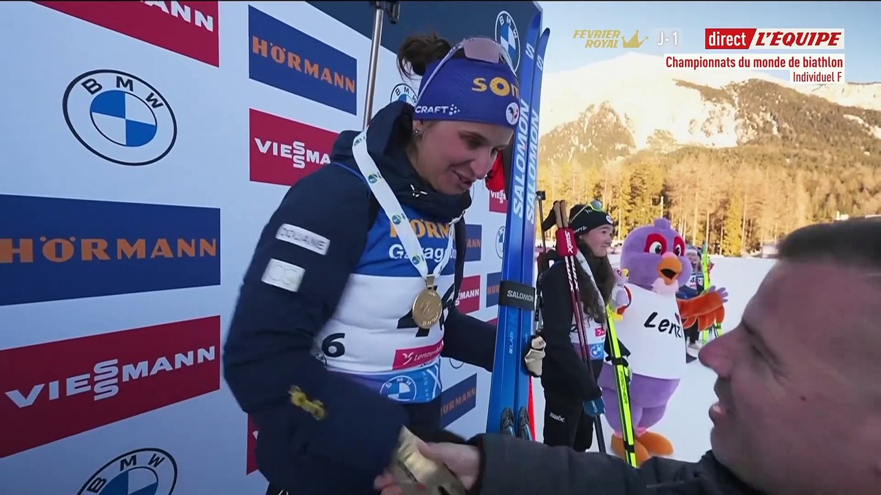 Les larmes de Julia Simon sur le podium de l'individuel - Biathlon - Mondiaux (F)