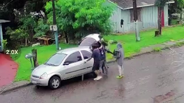 Imagens de segurança revelam quatro envolvidos em furto de motocicleta no bairro Cancelli; apenas três foram presos