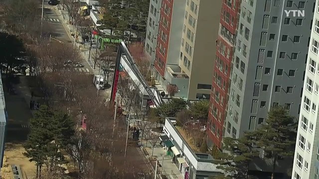 서울 마포 아파트 인근 사다리차 전도...인명피해 없어 / YTN