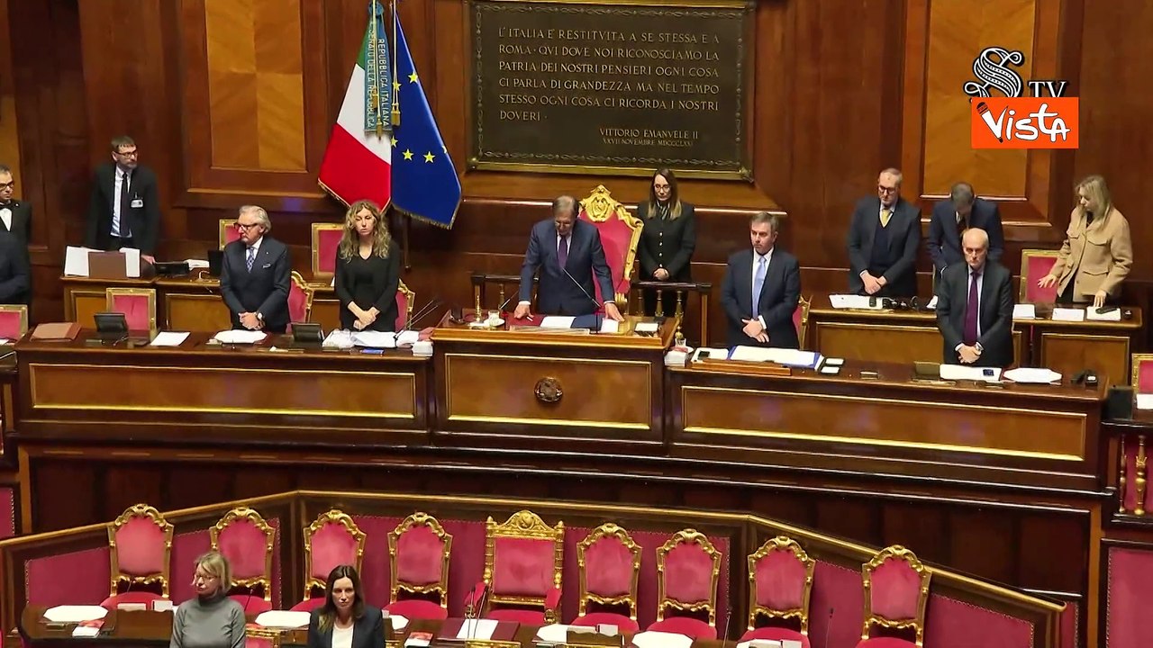 La Russa: "Inaccettabili parole Zakharova, piena solidariet? a Mattarella". L'applauso in Senato