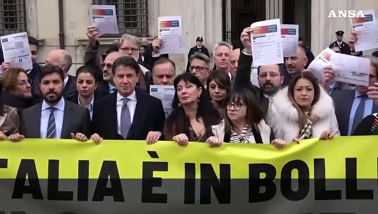 Caro-bollette, M5s davanti a Palazzo Chigi: "La gente soffre, Meloni dov'e'?"