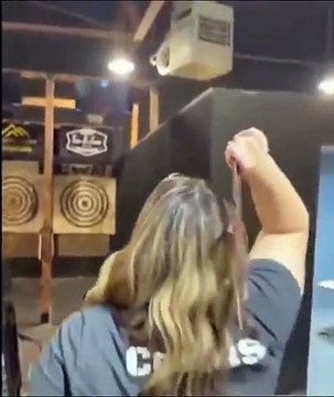 Elle n'est pas la meilleure en lancer de couteau... oups