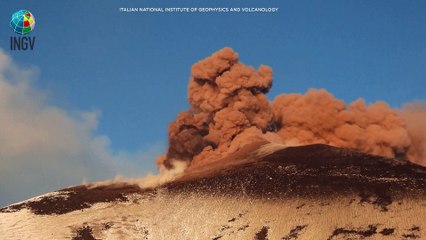 ثوران مذهل لبركان إتنا في صقلية وتحويل مسار الرحلات في مطار كاتانيا