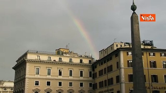 Arcobaleno su Palazzo Montecitorio e Palazzo Chigi