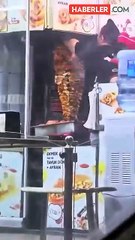 Halkı böyle zehirliyorlar! Dönerciden mide bulandıran hareket