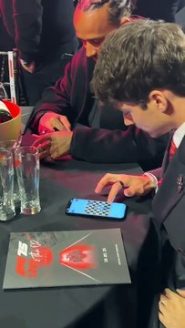 Charles Leclerc et Lewis Hamilton jouent aux échecs.