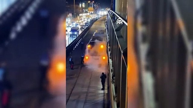 Avcılar'da metrobüs alev aldı! Dumanlar bir anda yükseldi; yolcular tahliye edildi