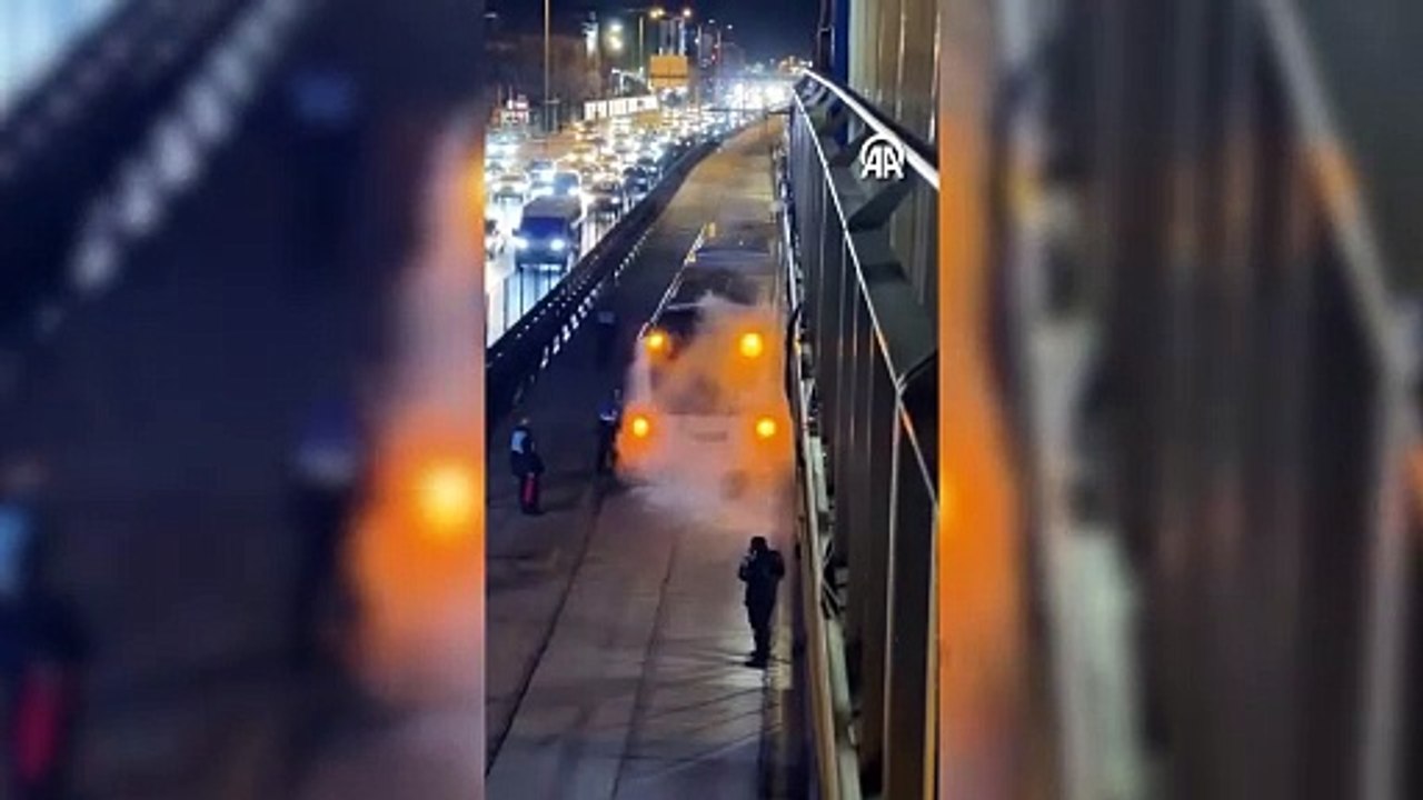 Avcılar'da metrobüs alev aldı! Dumanlar bir anda yükseldi; yolcular tahliye edildi