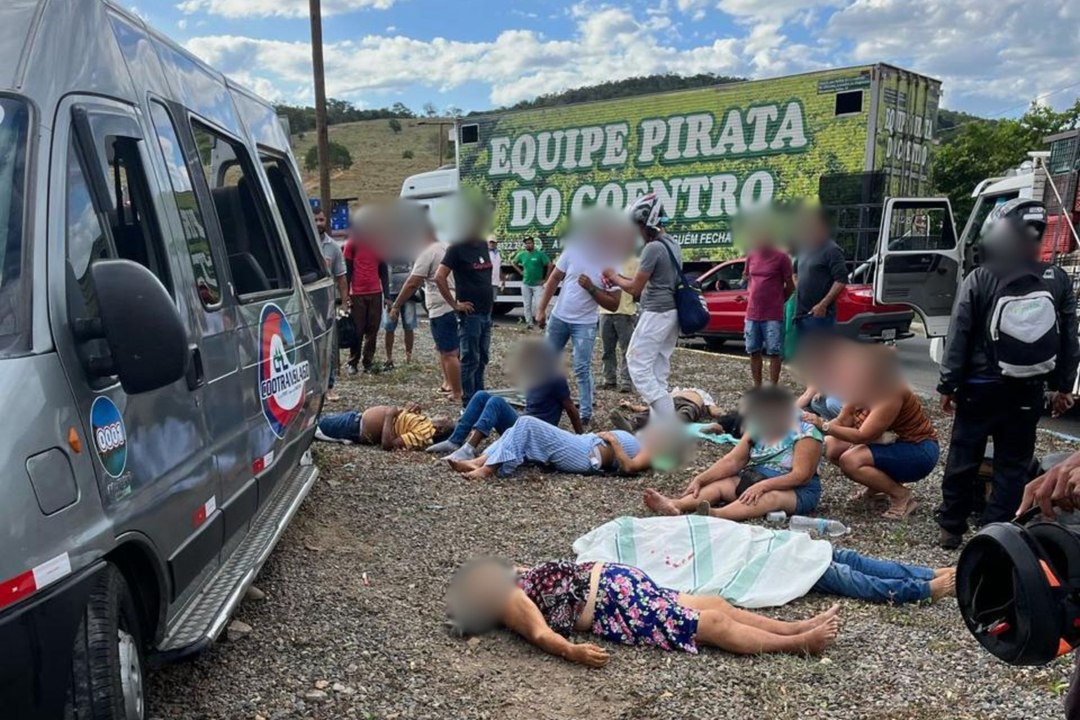 VÍDEO: Acidente com van de transporte deixa seis mortos na Bahia