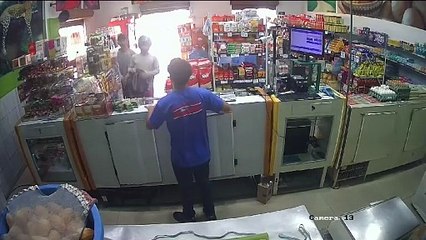 Criminosos ateiam fogo em padaria após roubo de R$25; veja vídeo