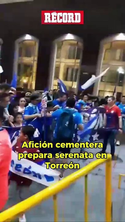¡AMOR INCONDICIONAL!  La afición de Cruz Azul prepara una serenata para su equipo, previo a su partido de mañana contra Santos.