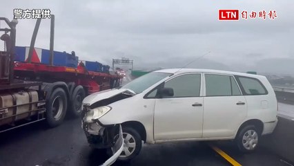 國5追撞2駕駛送醫！休旅車頭全毀 廂型車180度轉向(警方提供)