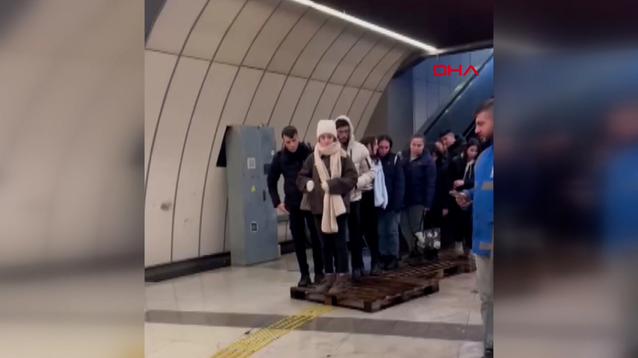 Metrobüs alt geçidini su bastı! Paletlerle yürüdüler