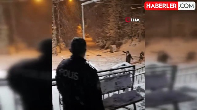 Polis Ekiplerinin Kar Eğlencesi: Çocuklarla Kar Topu Savaşları