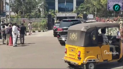 KCR: అమెరికా వెళ్లేందుకు పాస్ పోర్ట్ ఆఫీస్‎కు వచ్చిన మాజీ సీఎం KCR | Oneindia Telugu