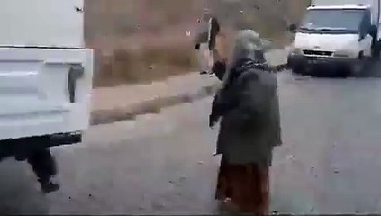 AKP’li belediyenin sokak köpeklerini toplamasına tepki göstermişti... 'Necla Teyze' yangında can verdi