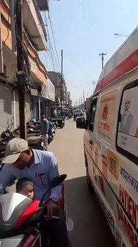 सैंकडा खेडी मुख्य मार्ग यूनियन बैंक के आगे बीच रोड पर कार खड़े होने से पूरा मार्ग अवरुद्ध हो गया।